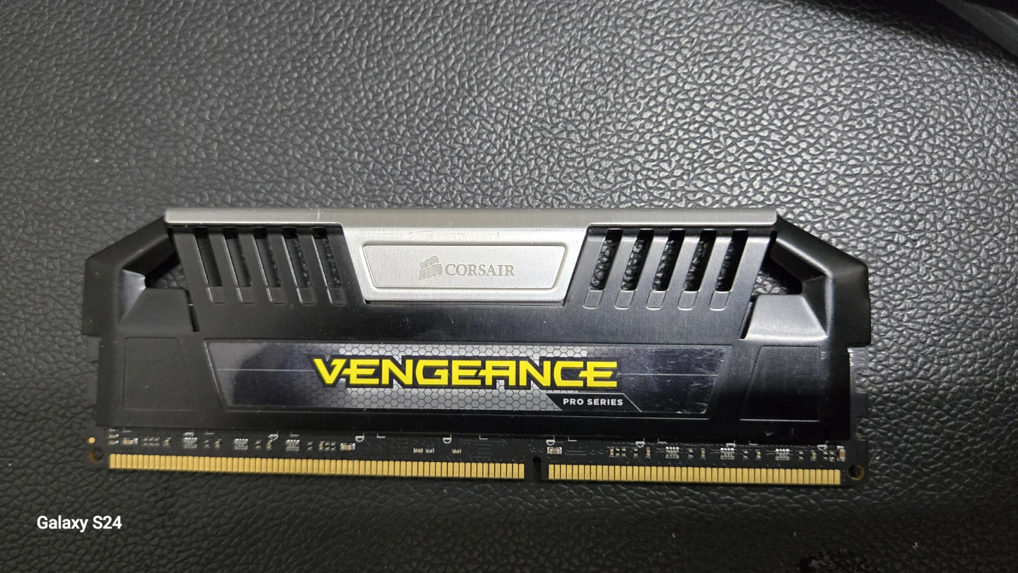 32GB Corsair Vengeance Pro Series DDR3 RAM CMY32GX3M4A1600C9
