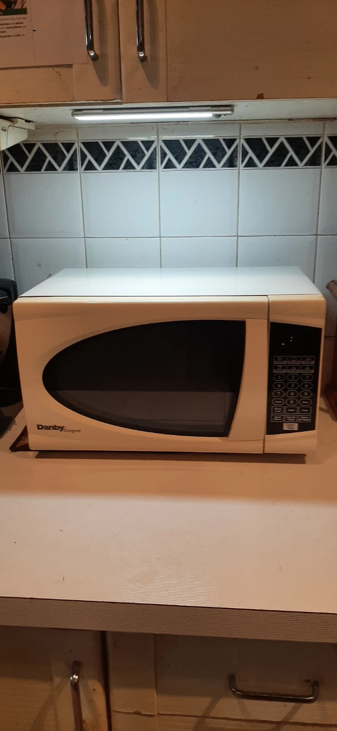 Danby Designer Compact Microwave READ DESCRIPTION ON SIZE