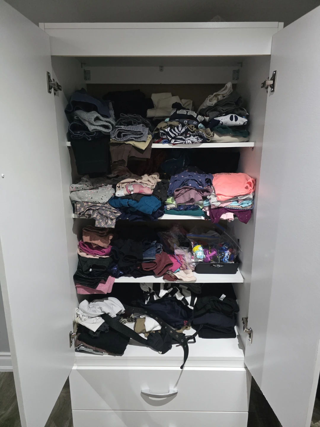White Two-Door Wardrobe with Drawers - photo 4