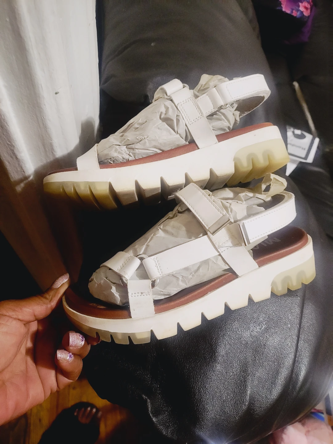 ⚽ Women sandals white Velcro closure size 6 Preloved