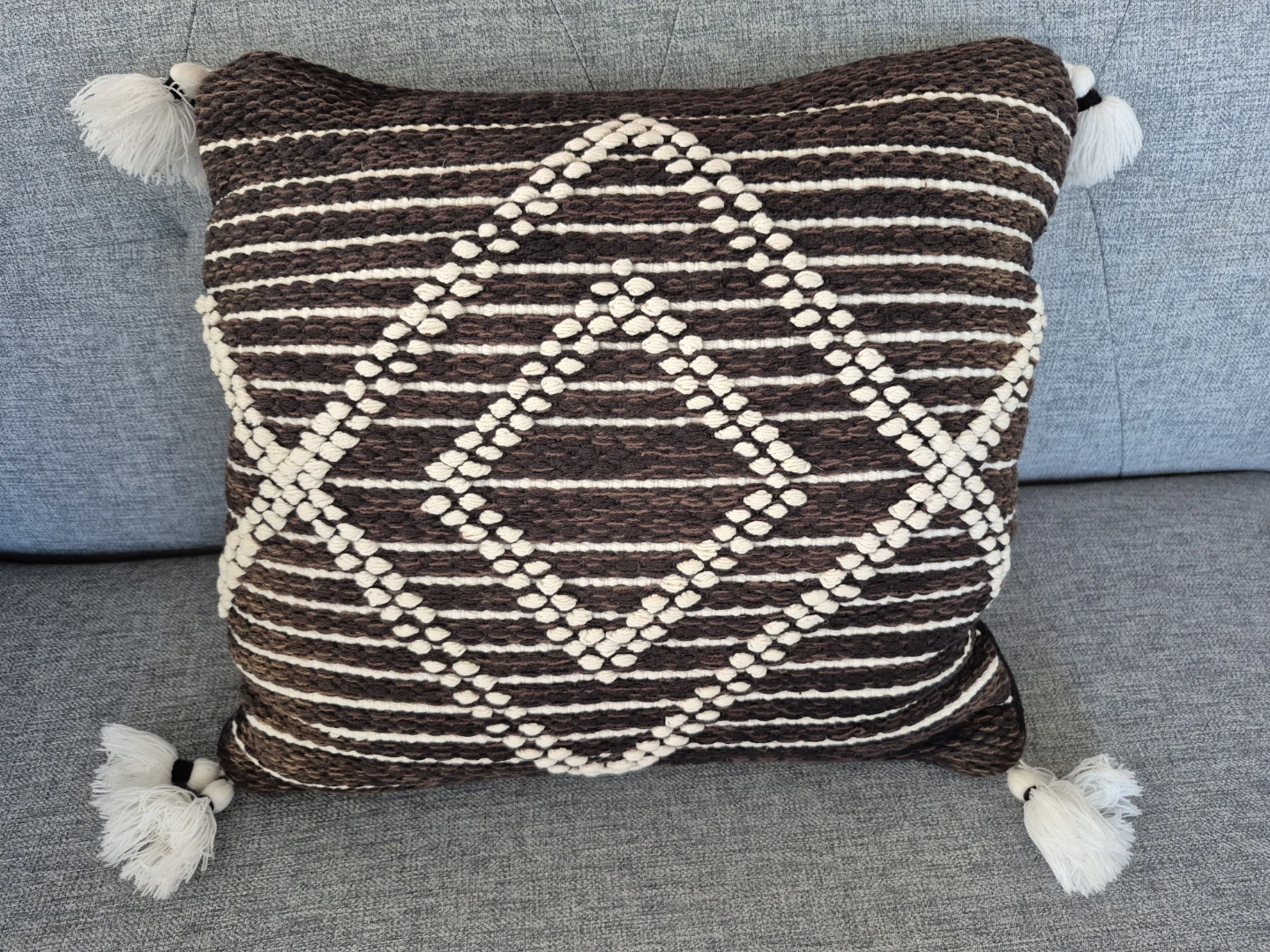 Decorative Throw Pillow with Tassels ⚽
