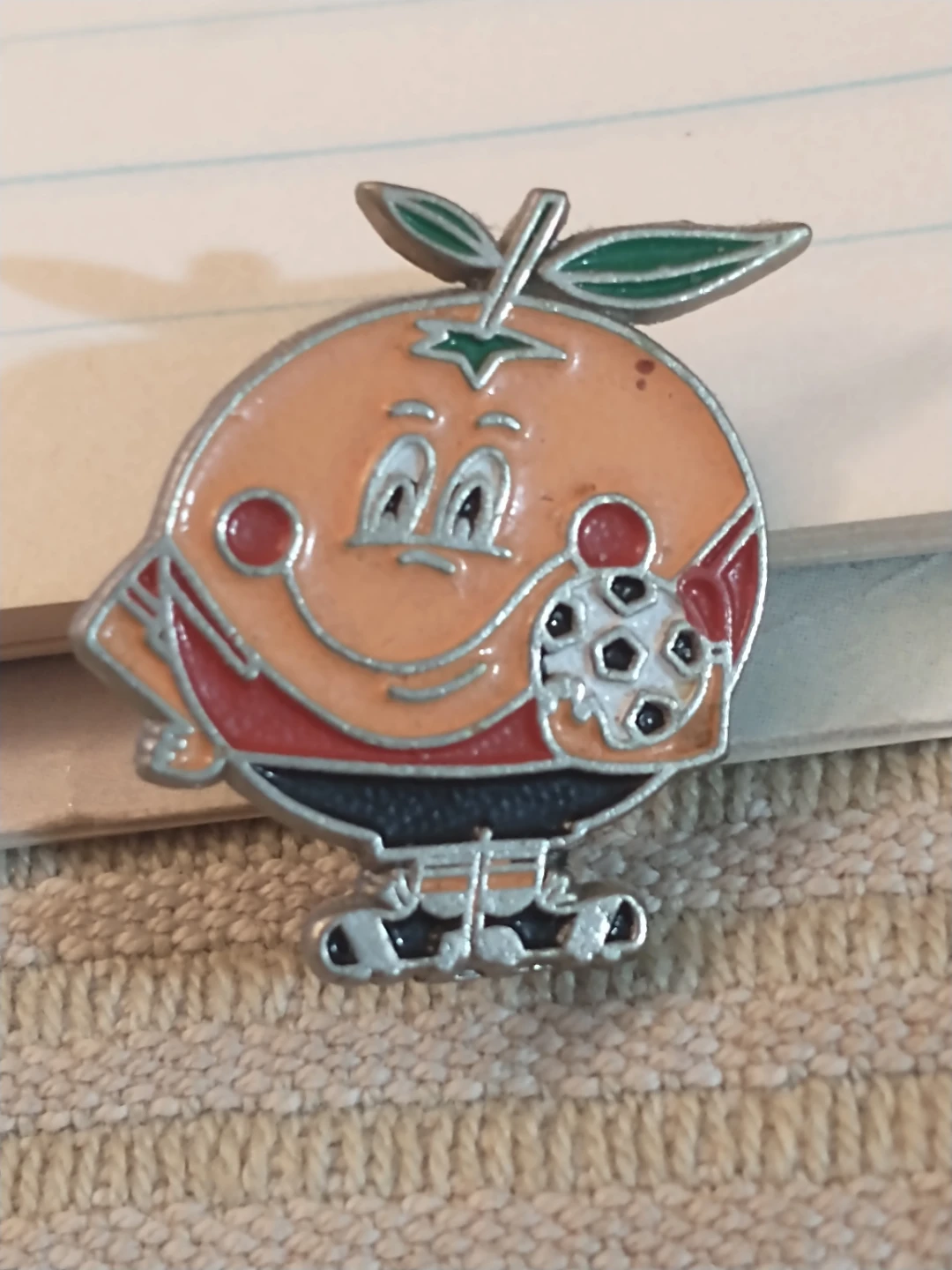 Cute Espana 82 Spain World Cup mascot Naranjito Soccer Pin - photo 2