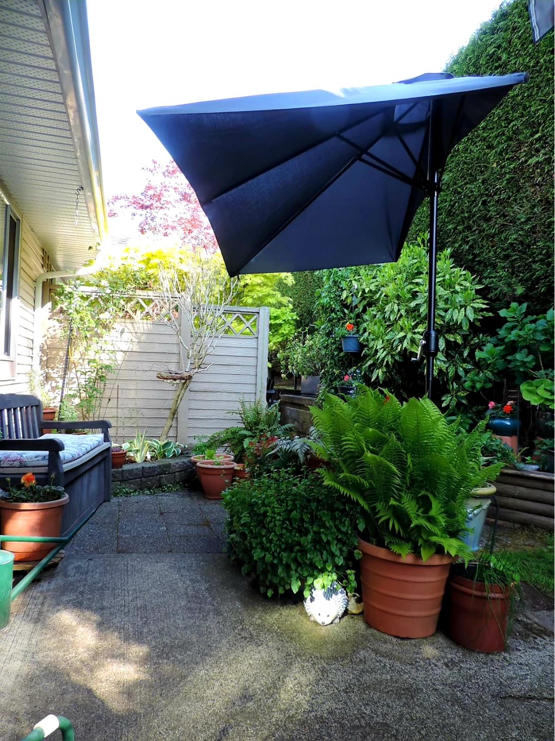 ⚽ New Semi-Parasol Patio Umbrella with Base (BNIB)