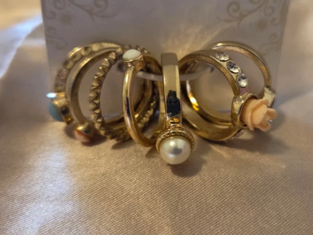 Set of 7 gold-tone rings with decorative stones and pearls