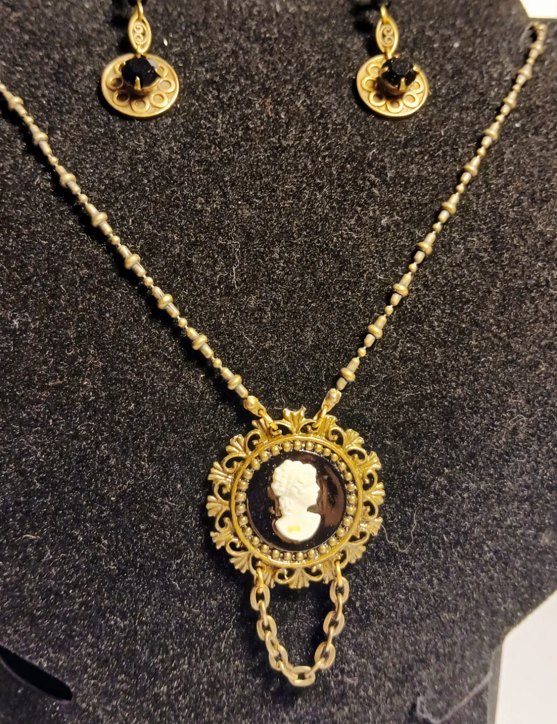 Cameo Necklace and Earring Set - photo 3