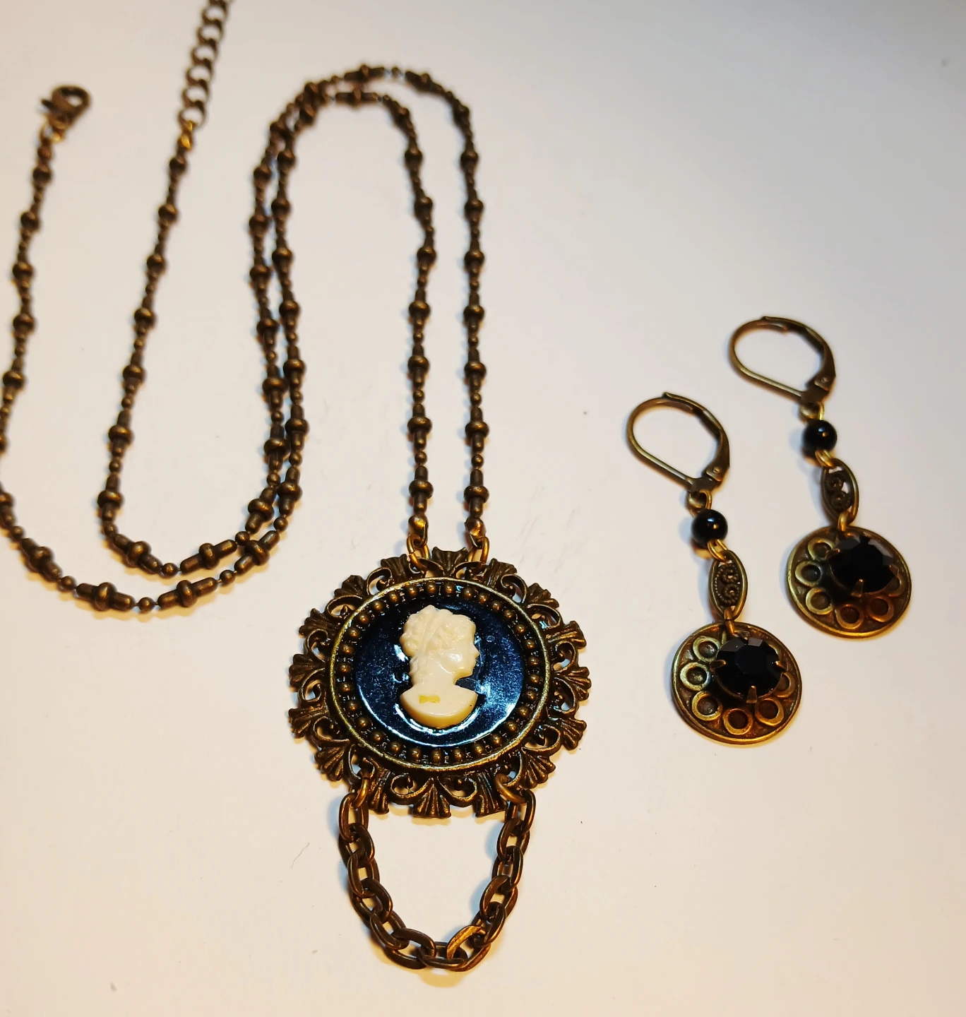 Cameo Necklace and Earring Set - photo 4