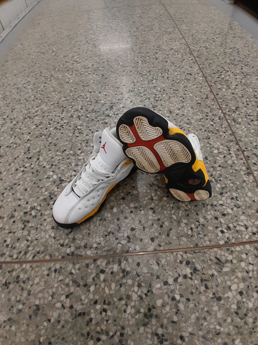Jordan 13 Retro White Yellow Sneakers Teens/boys Size 5 - photo 3