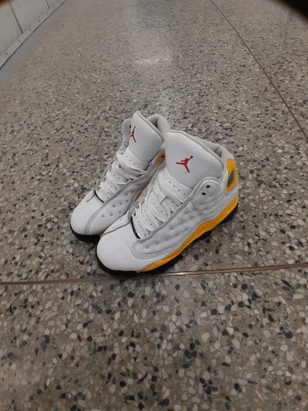 Jordan 13 Retro White Yellow Sneakers Teens/boys Size 5 - photo 2