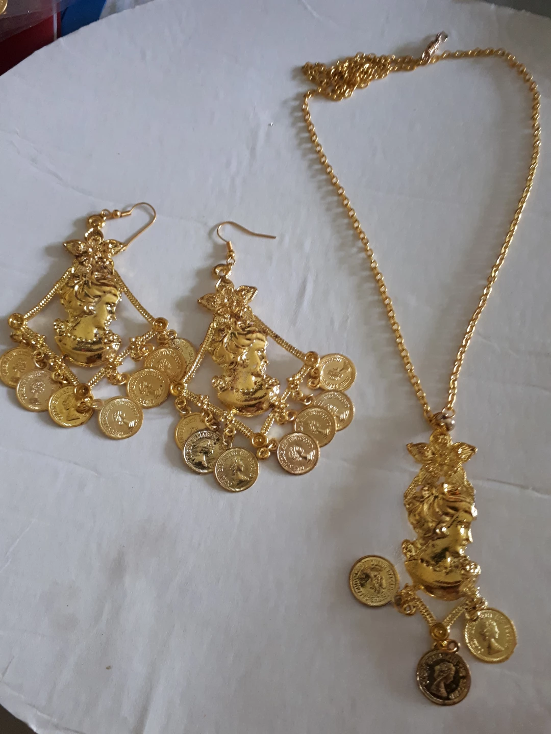 Gold Tone Coin Necklace and Earring Set⚽