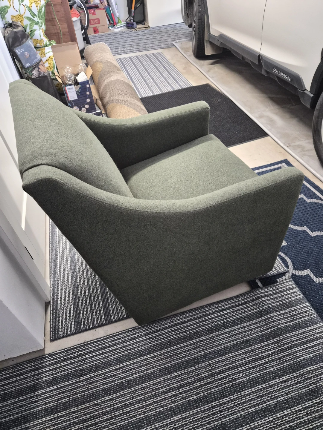 Compact swivel chair