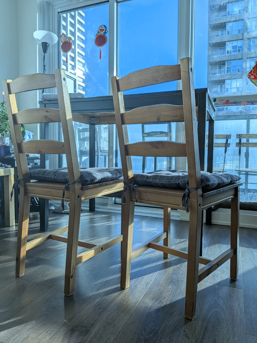 Set of 2 Wooden Dining Chairs with Grey Plaid Cushions - photo 2