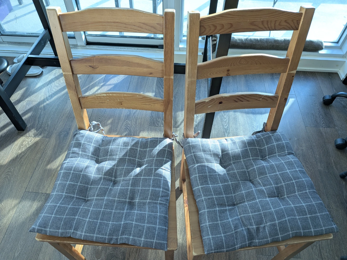 Set of 2 Wooden Dining Chairs with Grey Plaid Cushions - photo 3