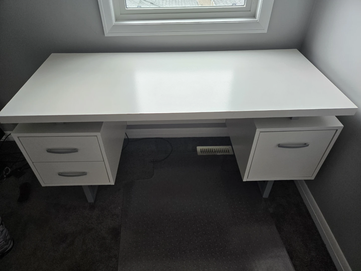 Desk - photo 2