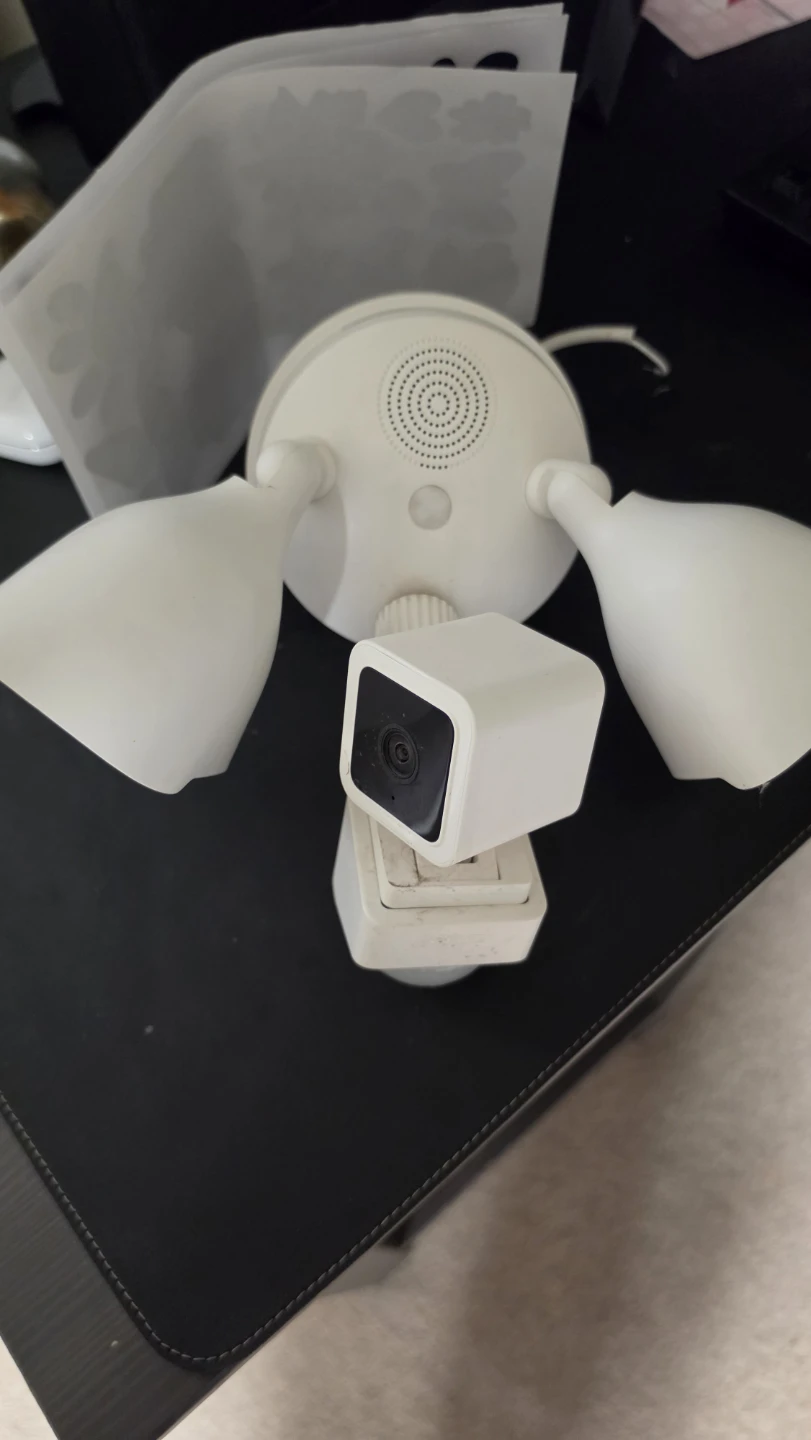 Wyze Cam Floodlight (WYZEC3FL) – Outdoor Smart Floodlight Camera