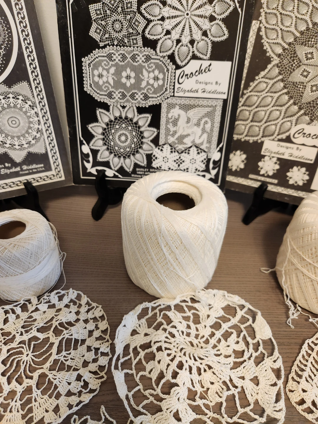Crochet Pattern Books & Thread Lot - photo 4