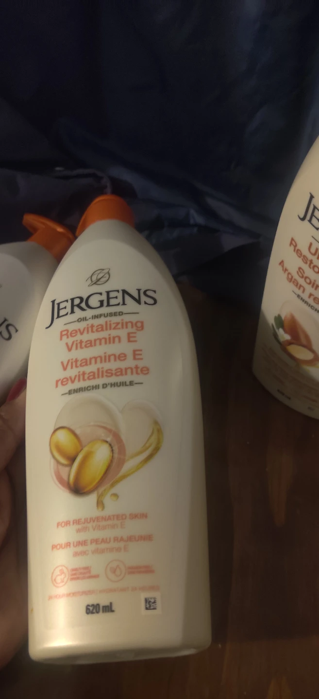 Jergens Revitalizing Vitamin E Body Lotion 620mlx3 - photo 3
