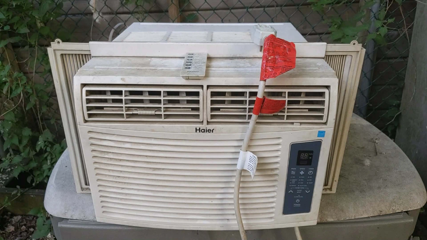 Haier Window Air Conditioner FOR PARTS with remote!