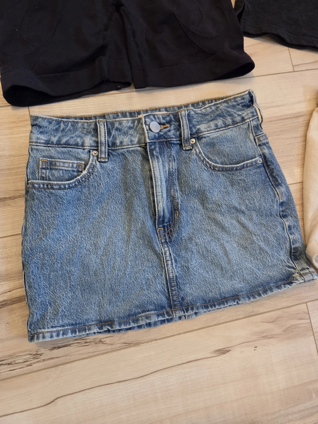 Lot of 4 Women's Short Shorts Small & Mini Skirt - photo 3