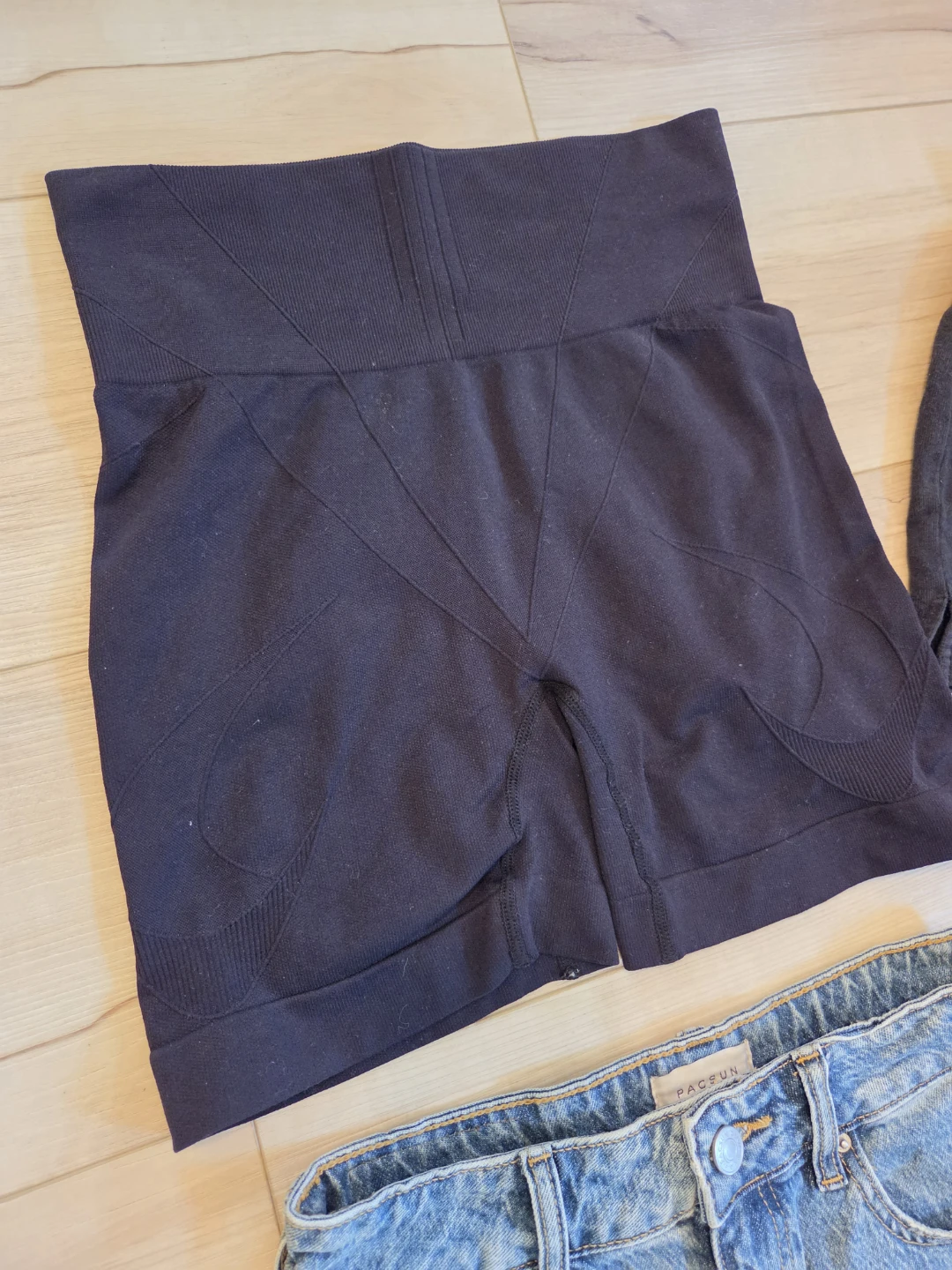 Lot of 4 Women's Short Shorts Small & Mini Skirt - photo 5