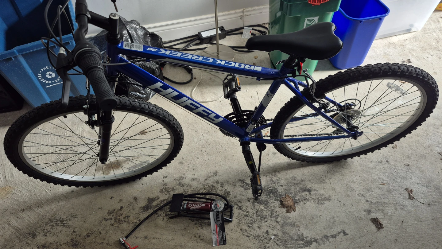 Bike + tire pump + lock ultimate bike set