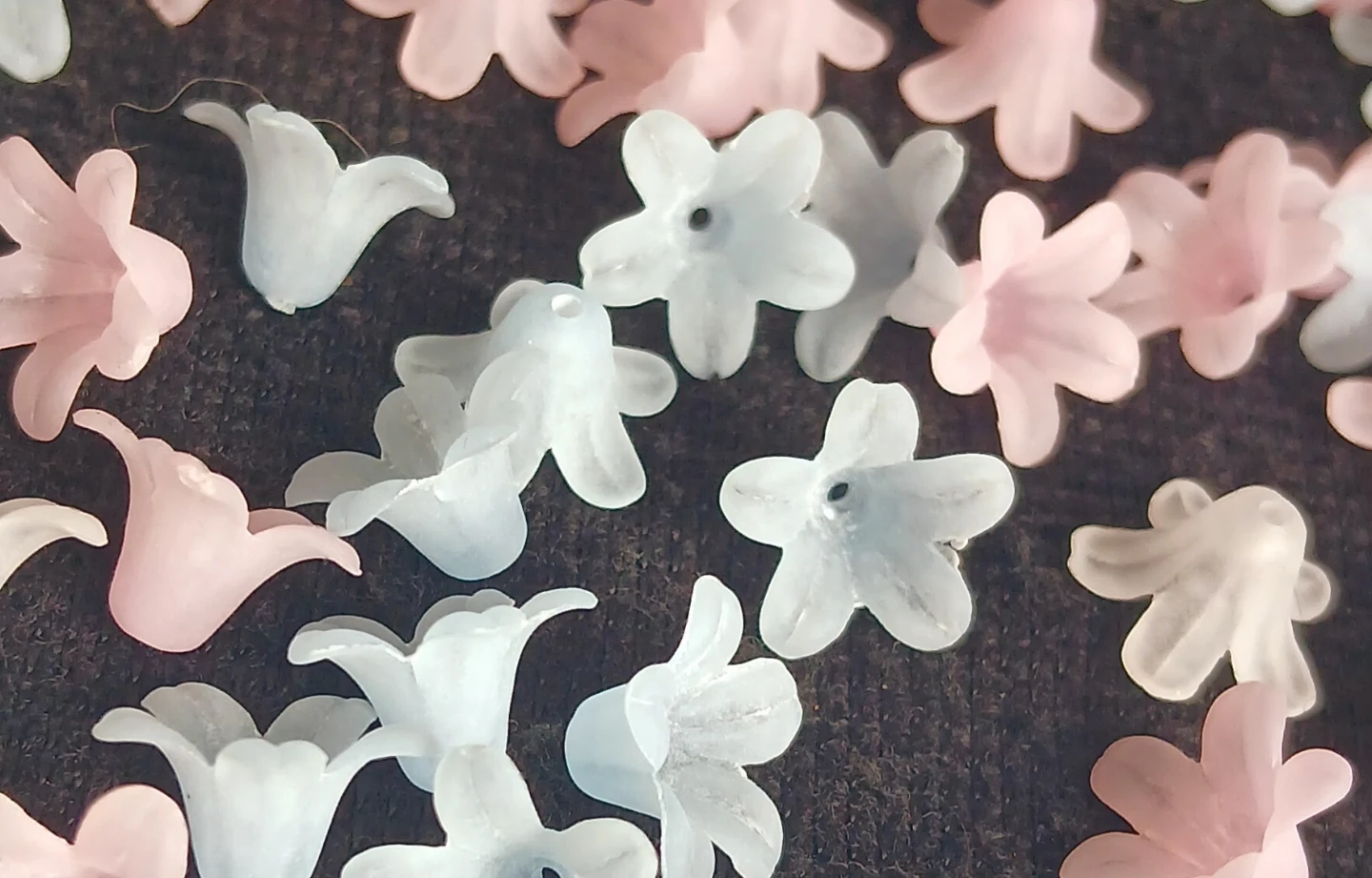 Lot of 30 frosted Flower Beads for Crafting - photo 2