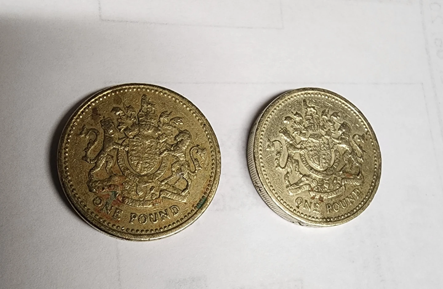 2 British One Pound Coins - photo 2