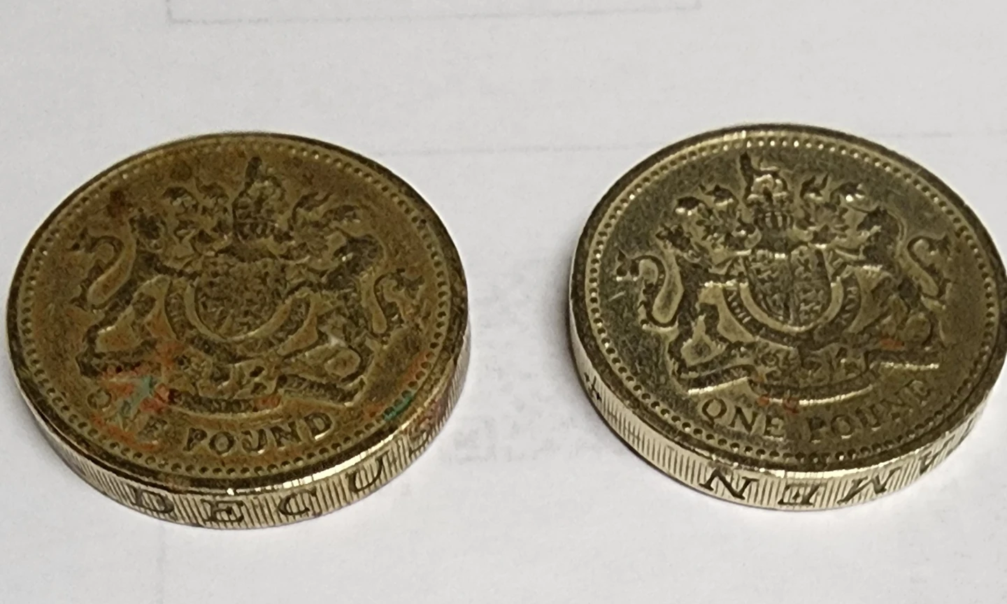 2 British One Pound Coins - photo 4