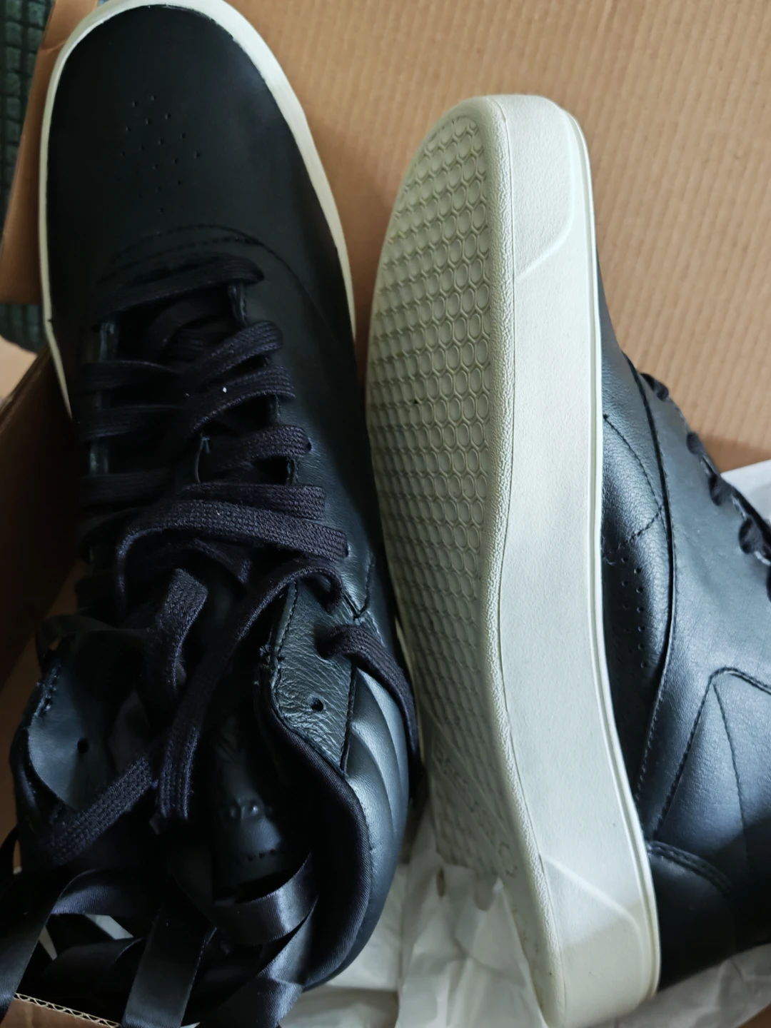 Brand New Reebok Women's High Top Sneakers Black Leather