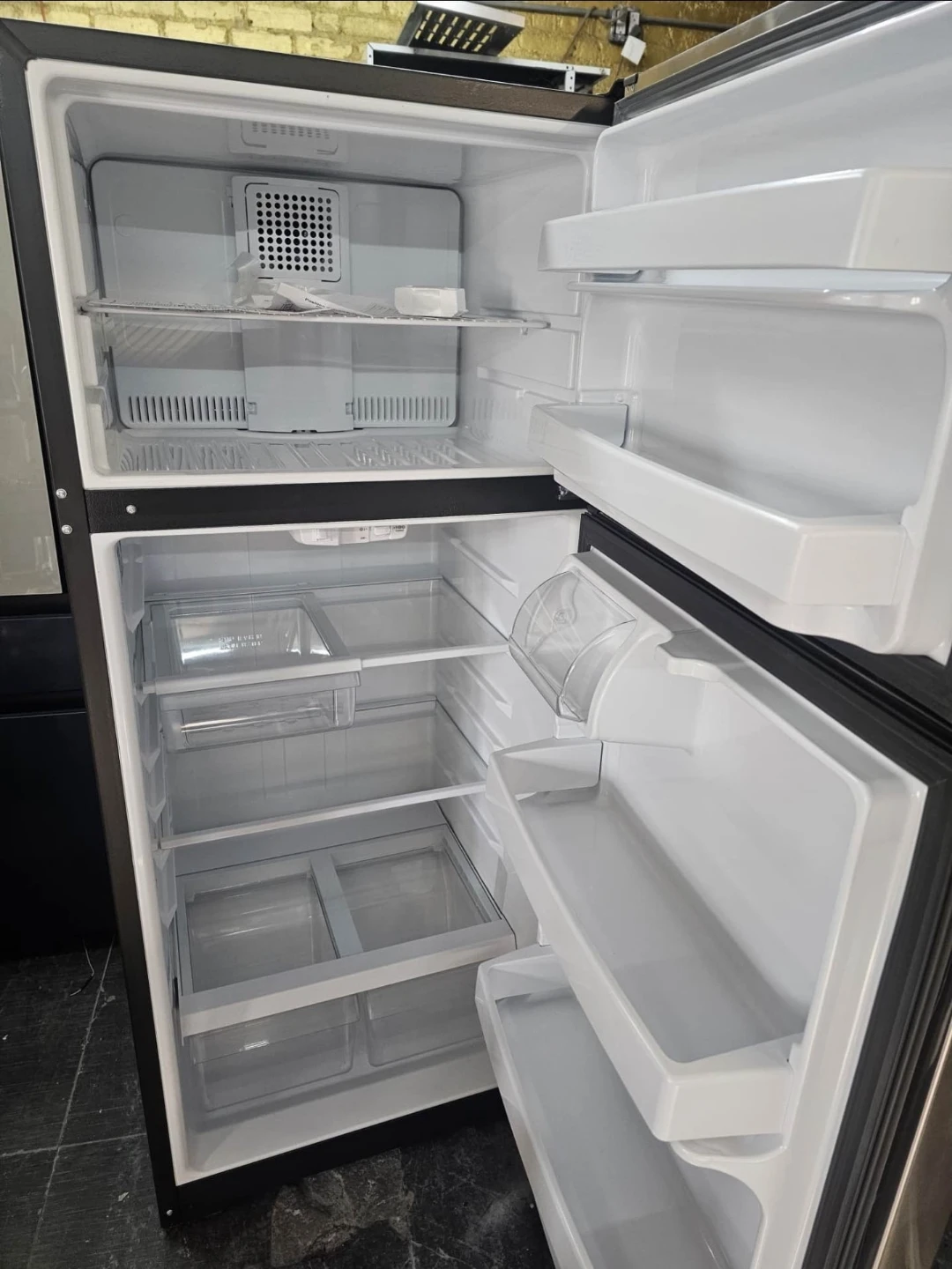 GE 28in wide stainless steel top freezer refrigerator - photo 2