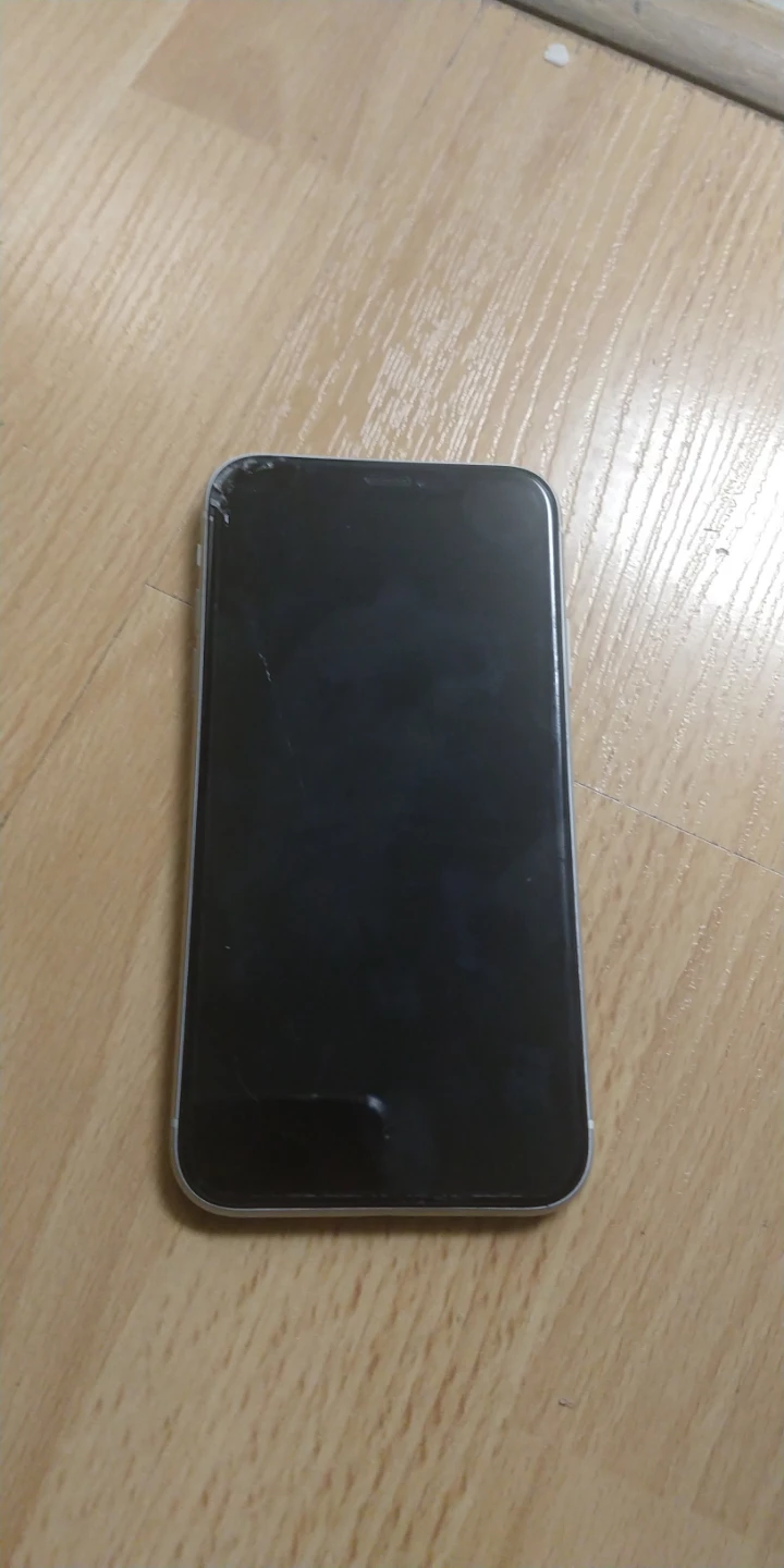 Apple iPhone XR 128G in white