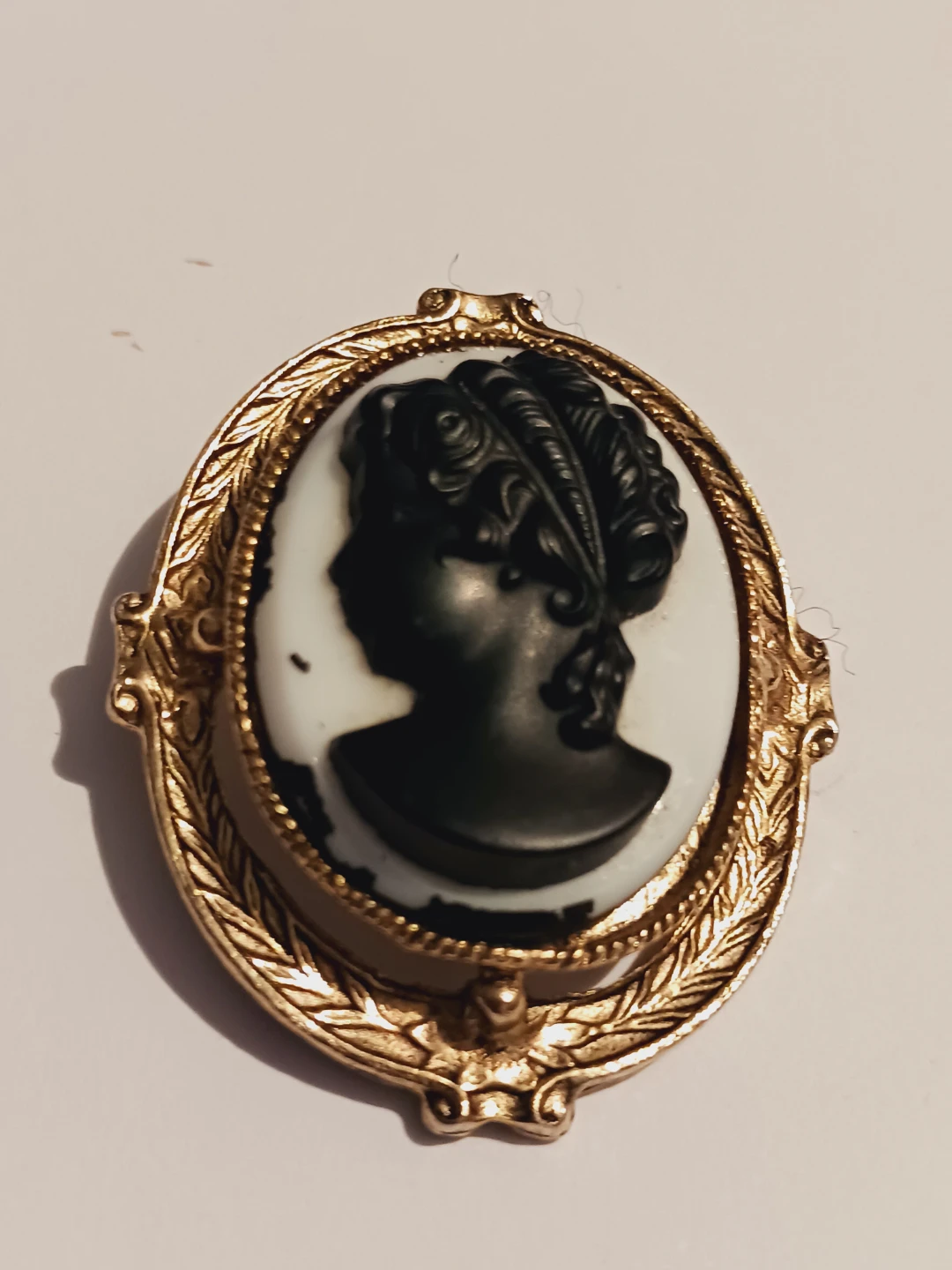 Gorgeous Vintage Gold Tone Cameo Brooch