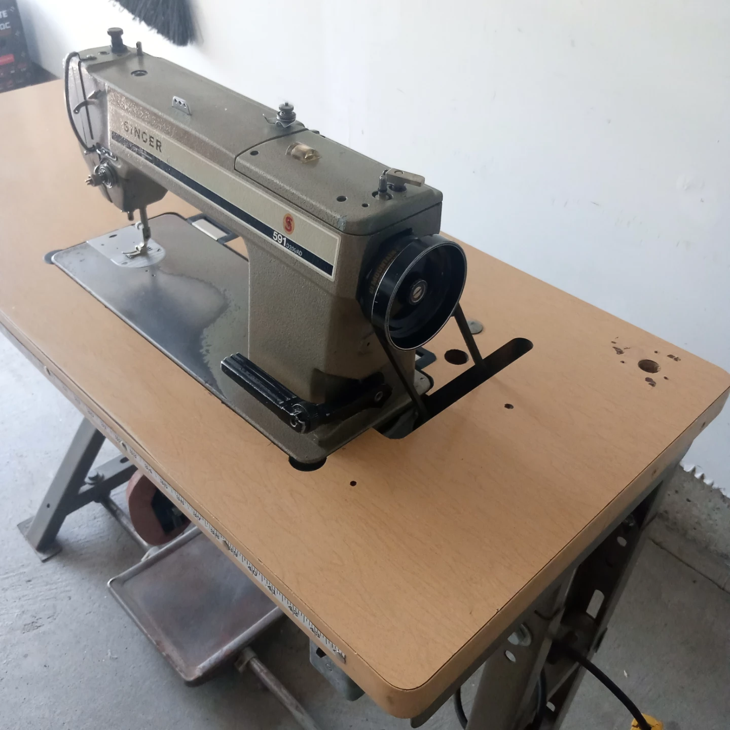 Singer industrial sewing machine - photo 2