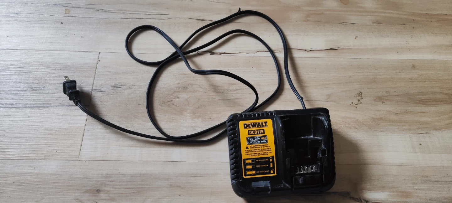 DEWALT 20V MAX 2.0Ah Battery + DCB115 Charger – Fully Working - photo 2