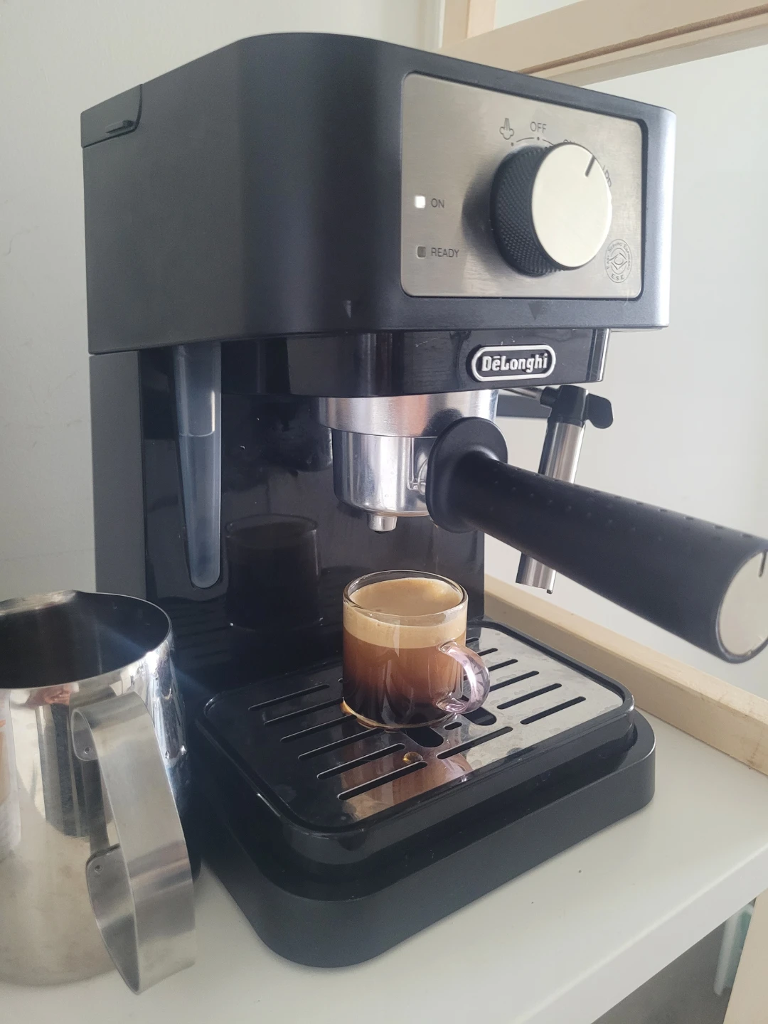DeLonghi Espresso Machine with Milk Frothing Jug