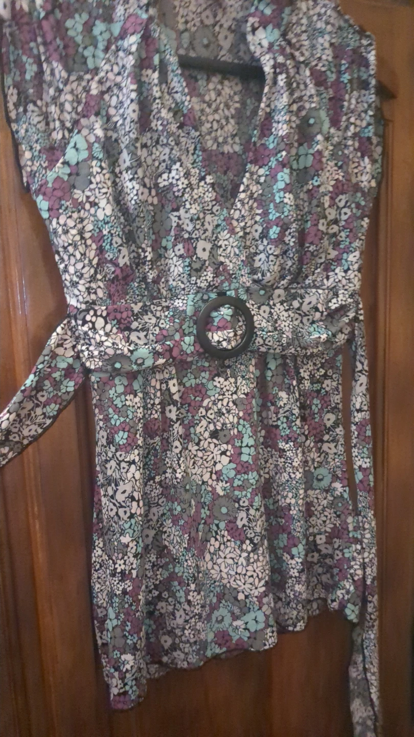 V1 Floral Sleeveless Blouse with Belt - photo 3