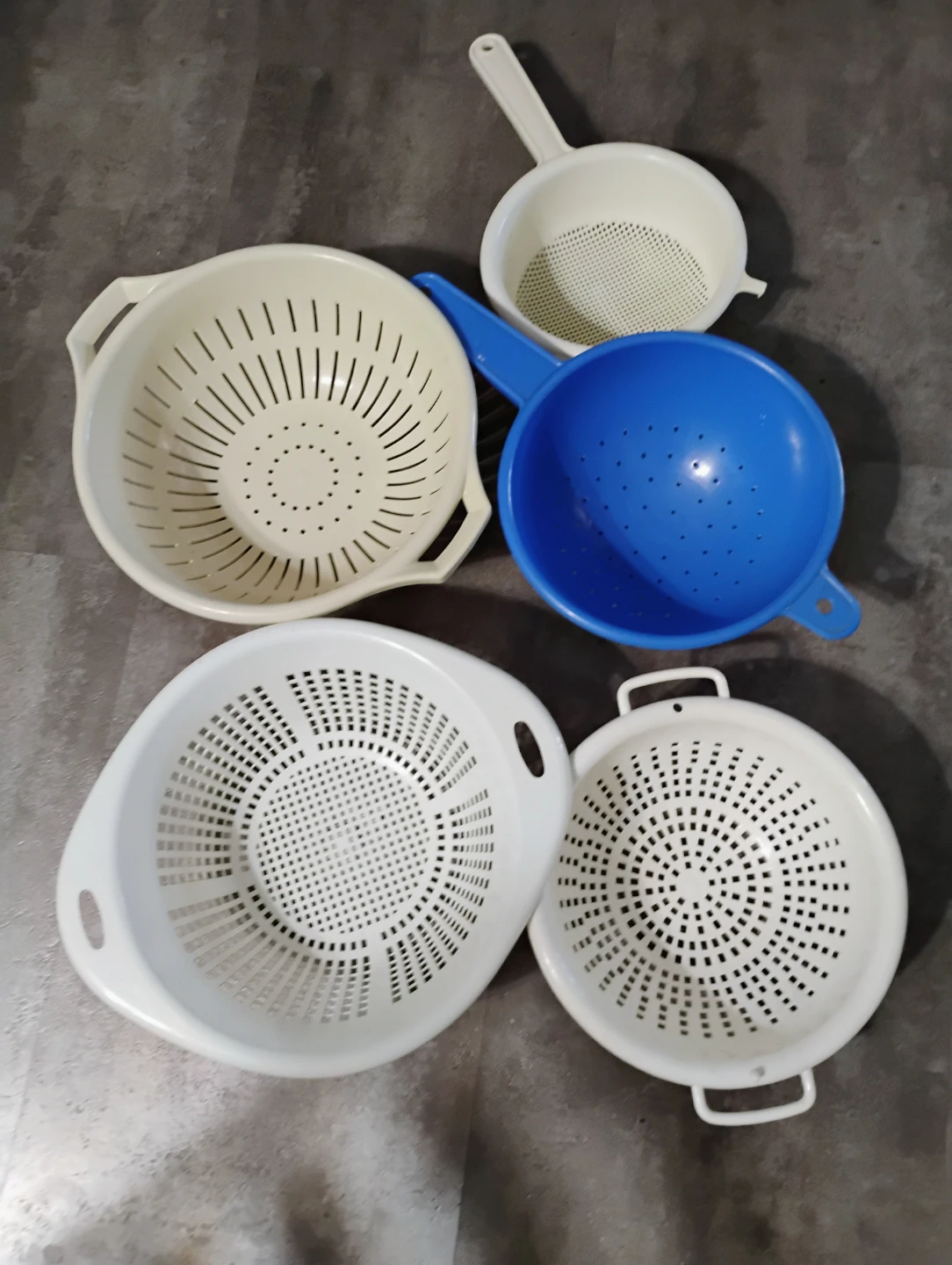 Lot of 5 Strainers and Colanders