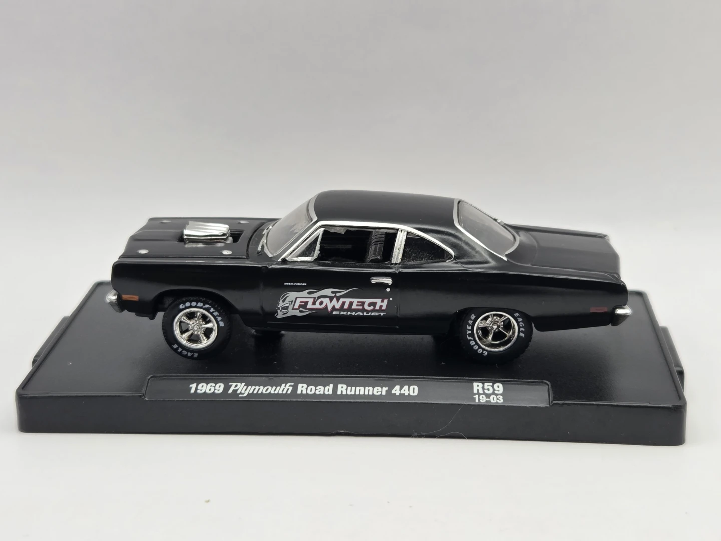 M2 Machines 1969 Plymouth Road Runner 440 Flowtech 1:64
