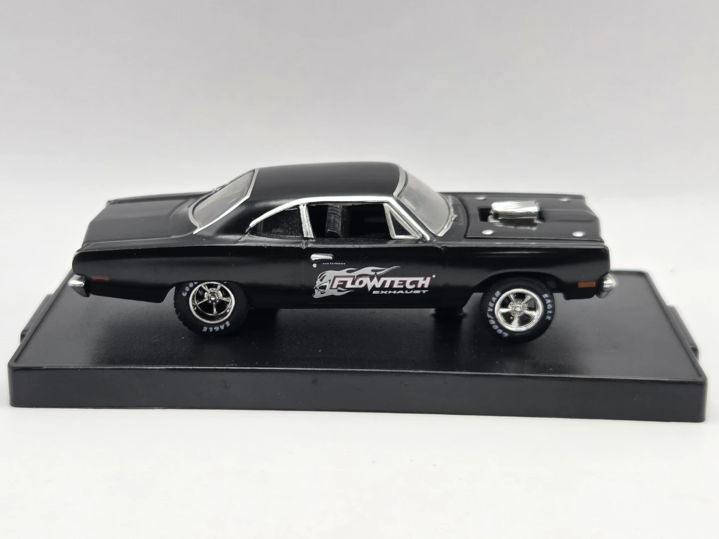 M2 Machines 1969 Plymouth Road Runner 440 Flowtech 1:64 - photo 3