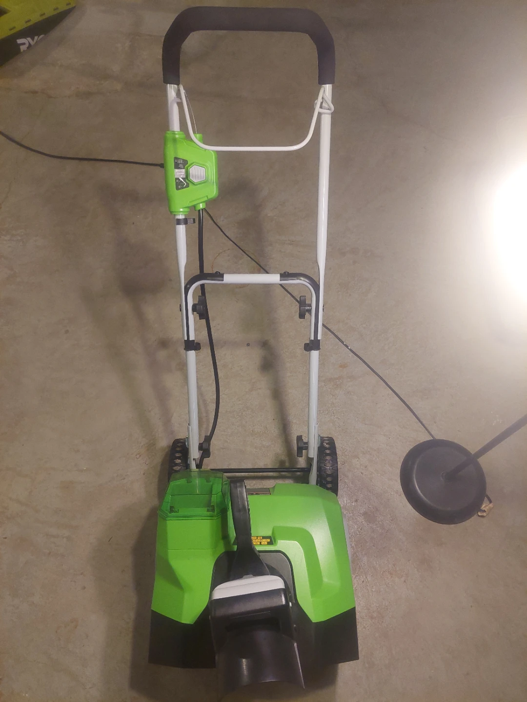 Greenworks 16" Electric Snow Blower Charger and 2 batteries - photo 3