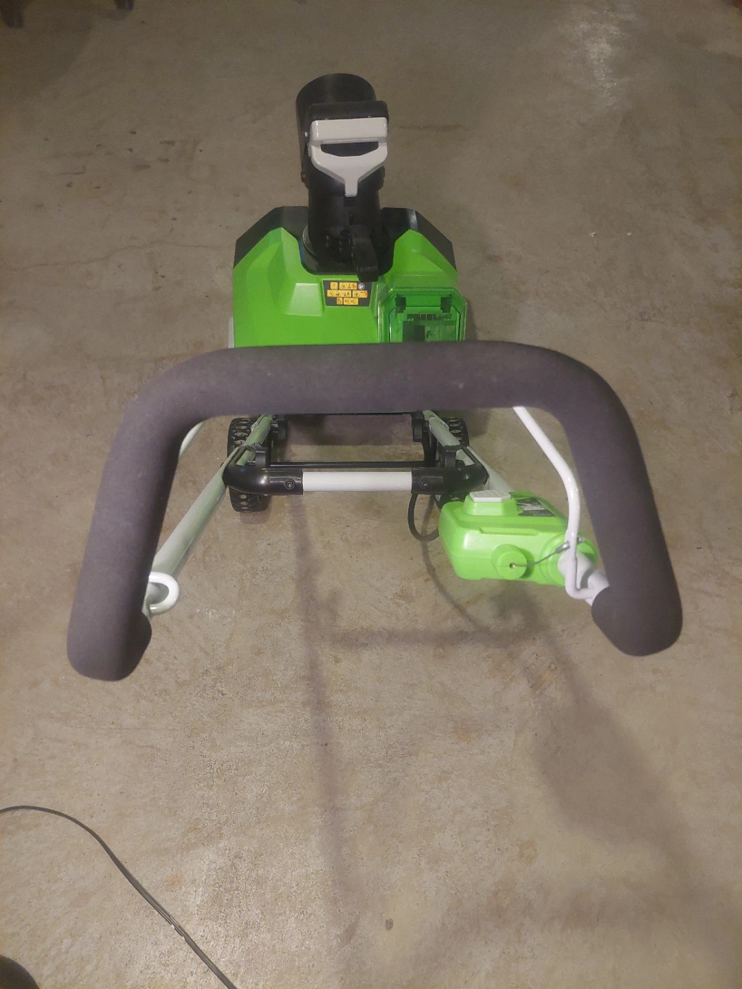 Greenworks 16" Electric Snow Blower Charger and 2 batteries - photo 4