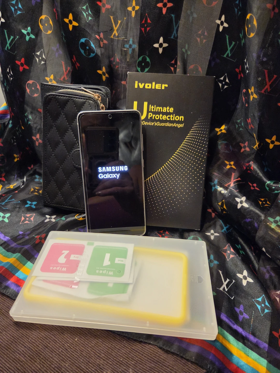 Samsung S21 FE 5G with case and screen protector