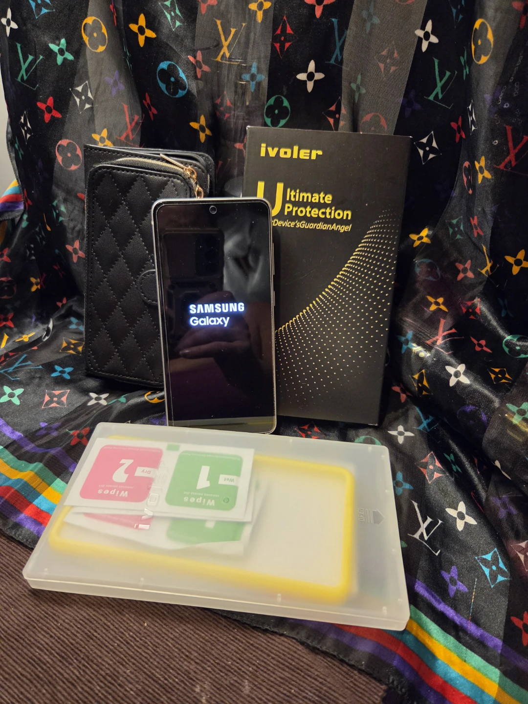 Samsung S21 FE 5G with case and screen protector - photo 2