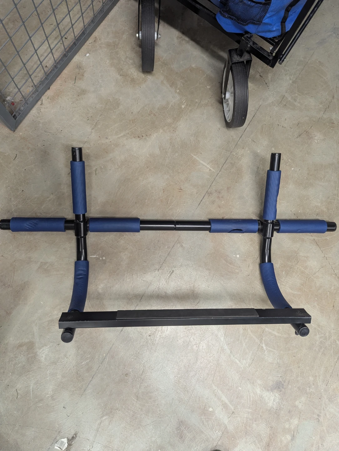 Doorframe pull up bar