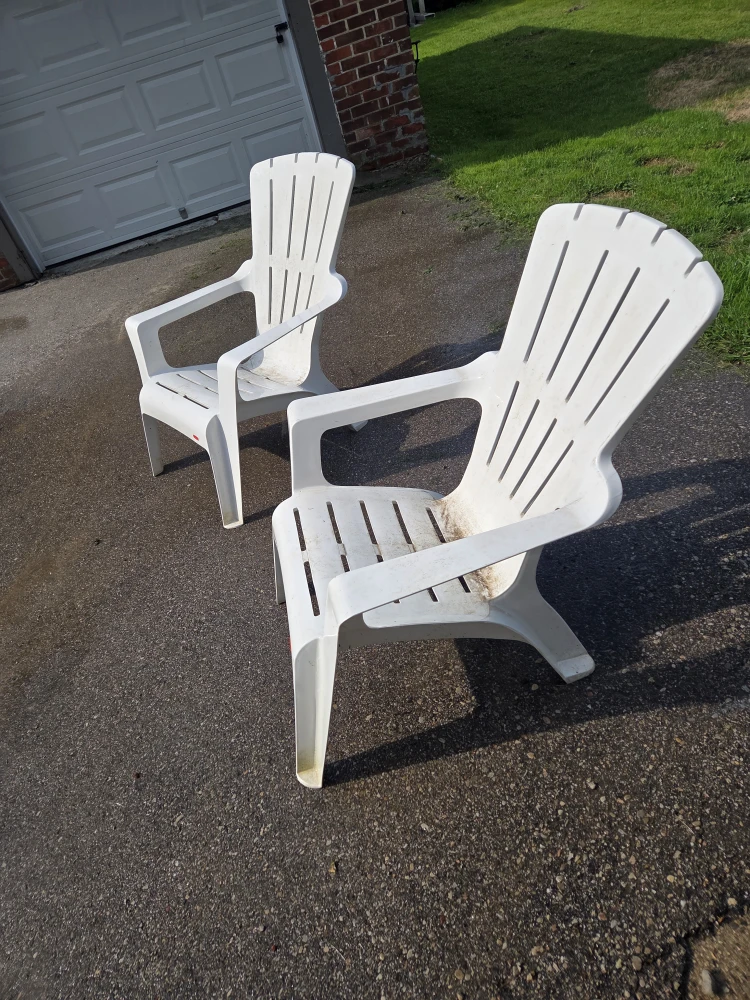 two plastic lawn chairs - photo 2