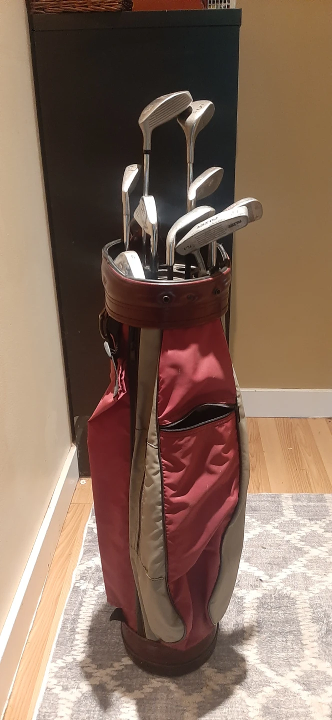 Set of Men's Right handed Golf Clubs With Bag