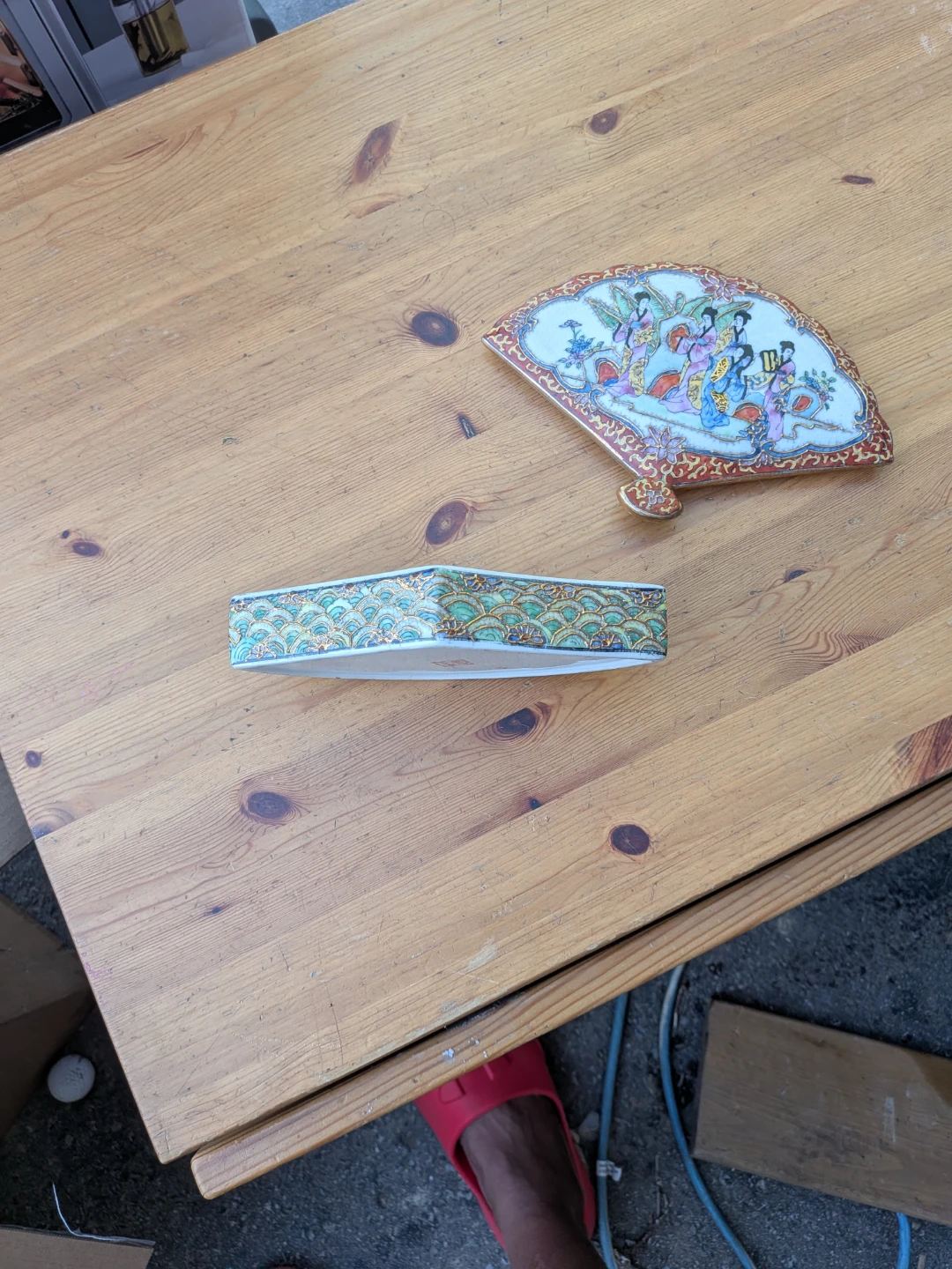 Vintage Fan-Shaped Ceramic Trinket Box with Asian Figures - photo 3