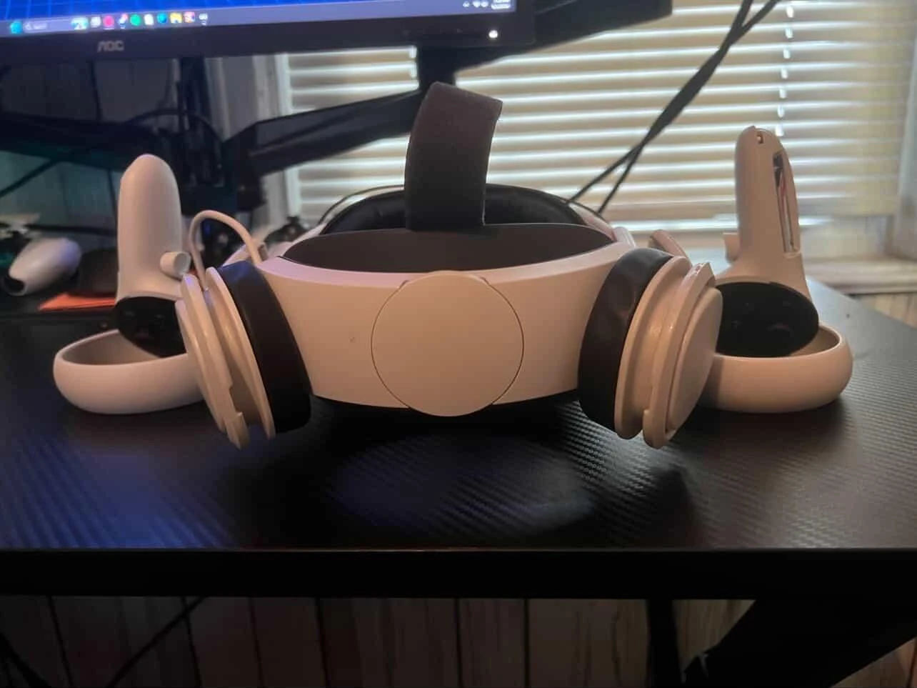 Meta Quest 2 VR Headset with Controllers and Battery Pack - photo 2