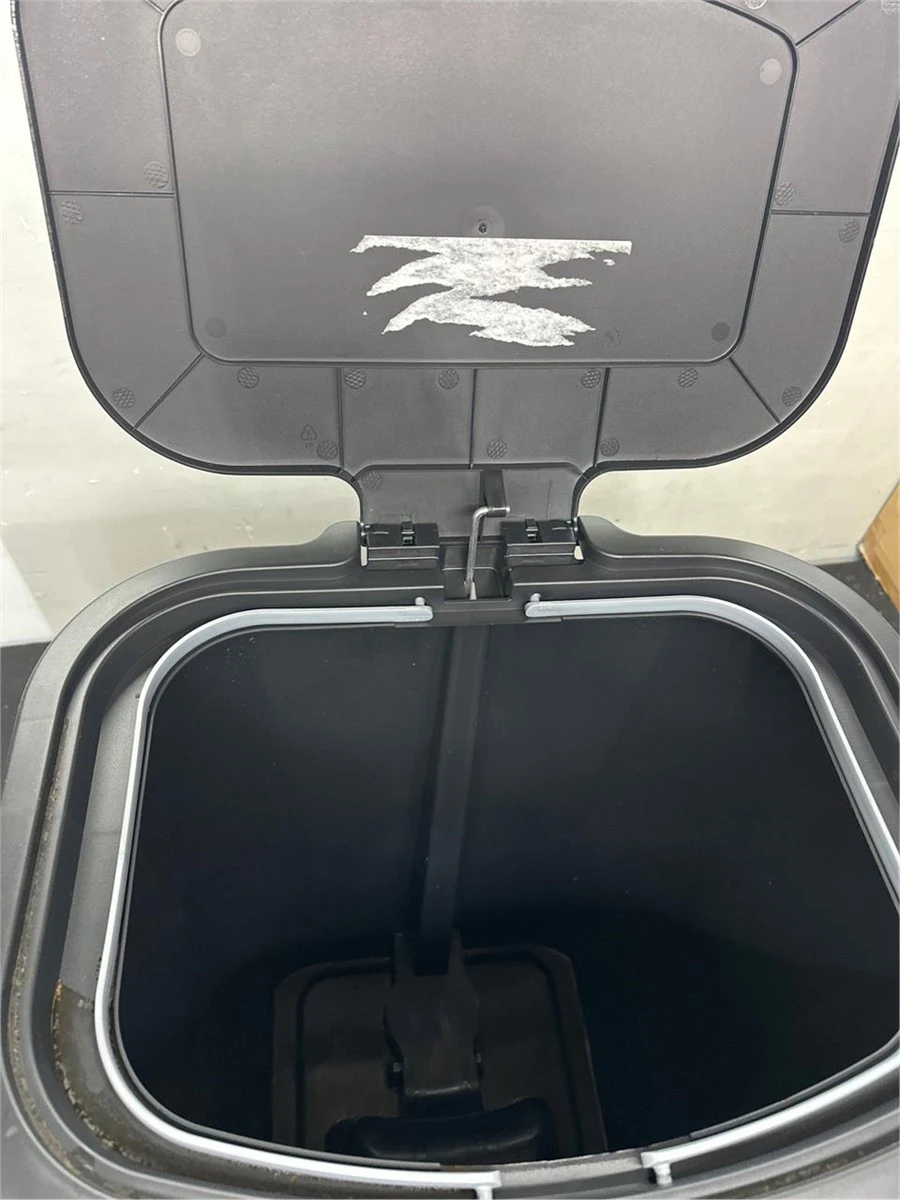 Glad Black Step Can Trash Can - photo 2