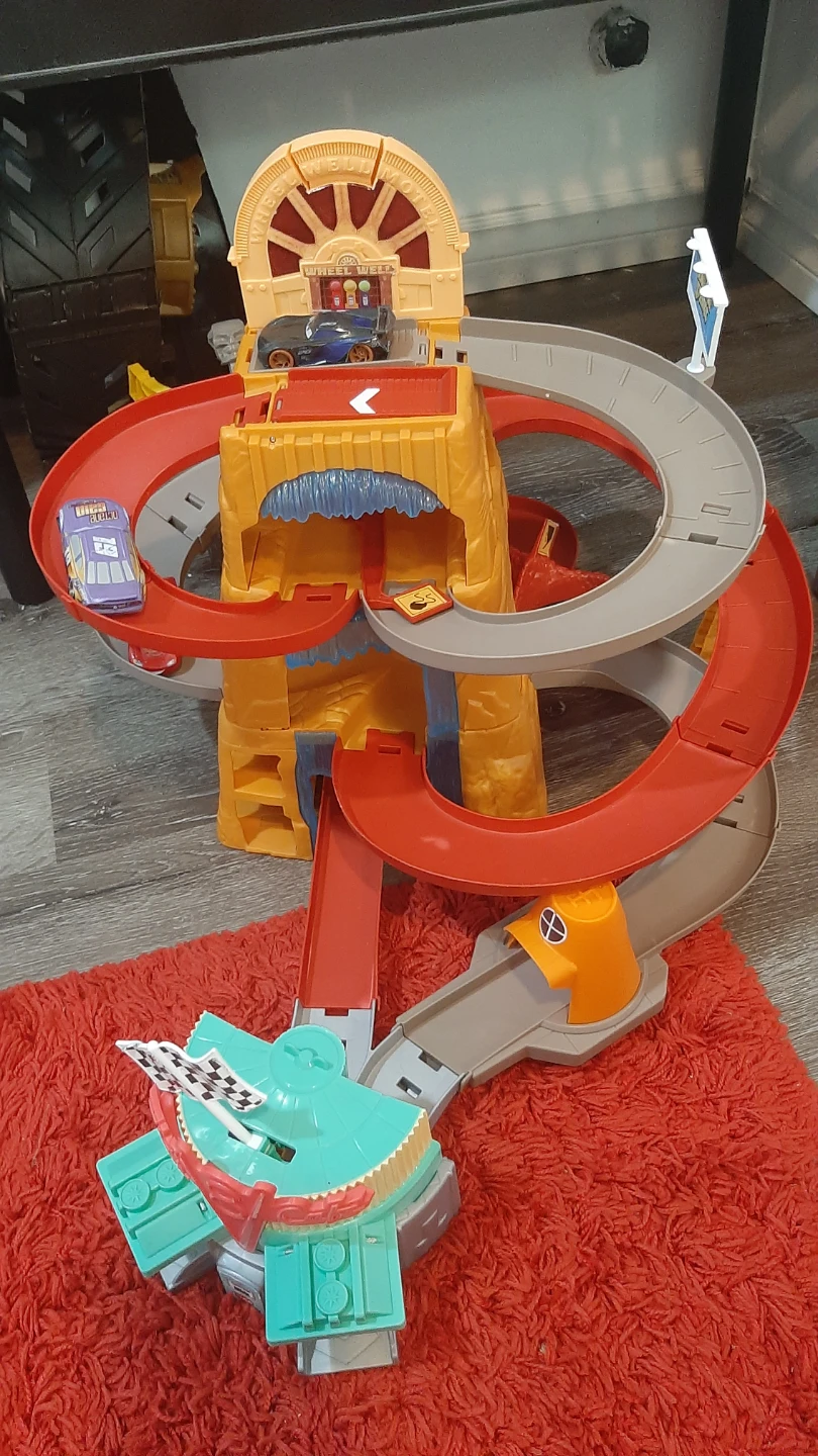 Disney Pixar Cars Wheel Well Motel Playset