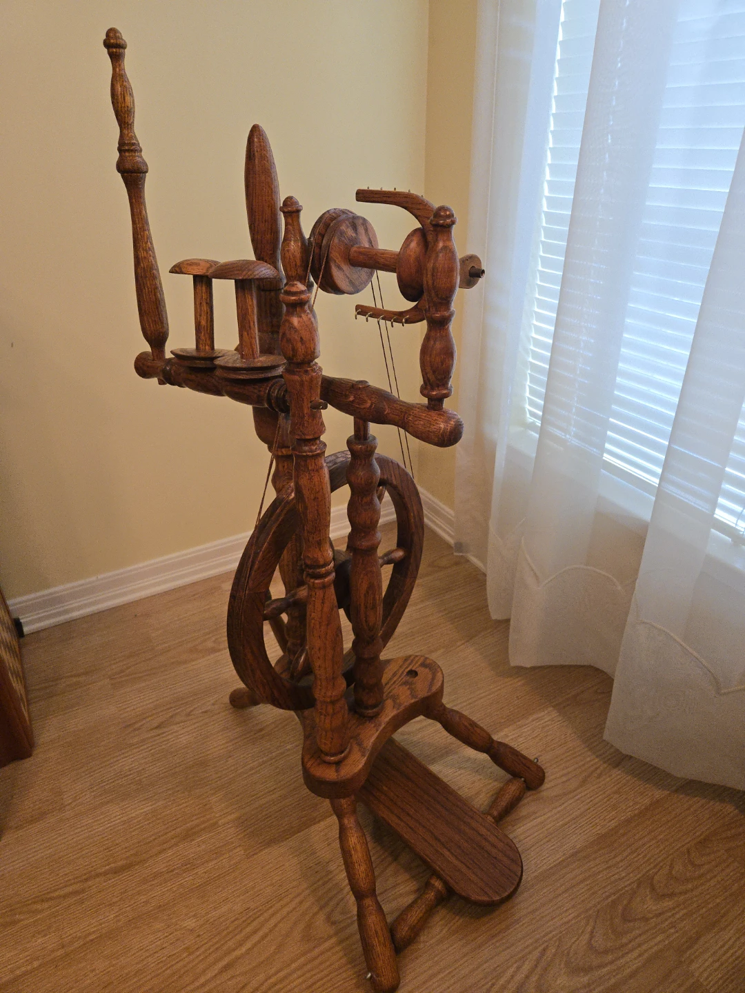Wooden Spinning Wheel - photo 2